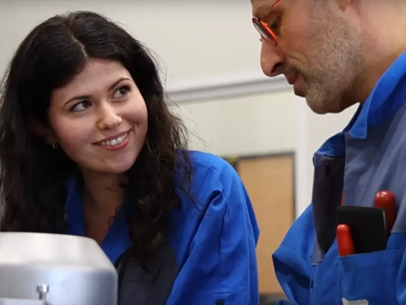 Inès alternante dans une usine